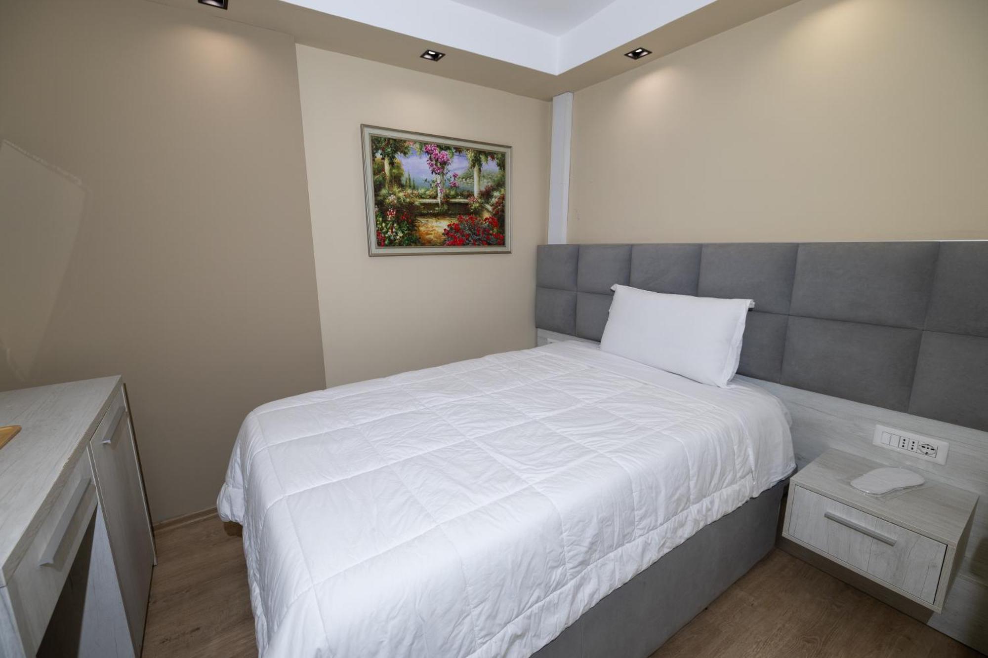 4R Colombo Hotel Tirana Kültér fotó
