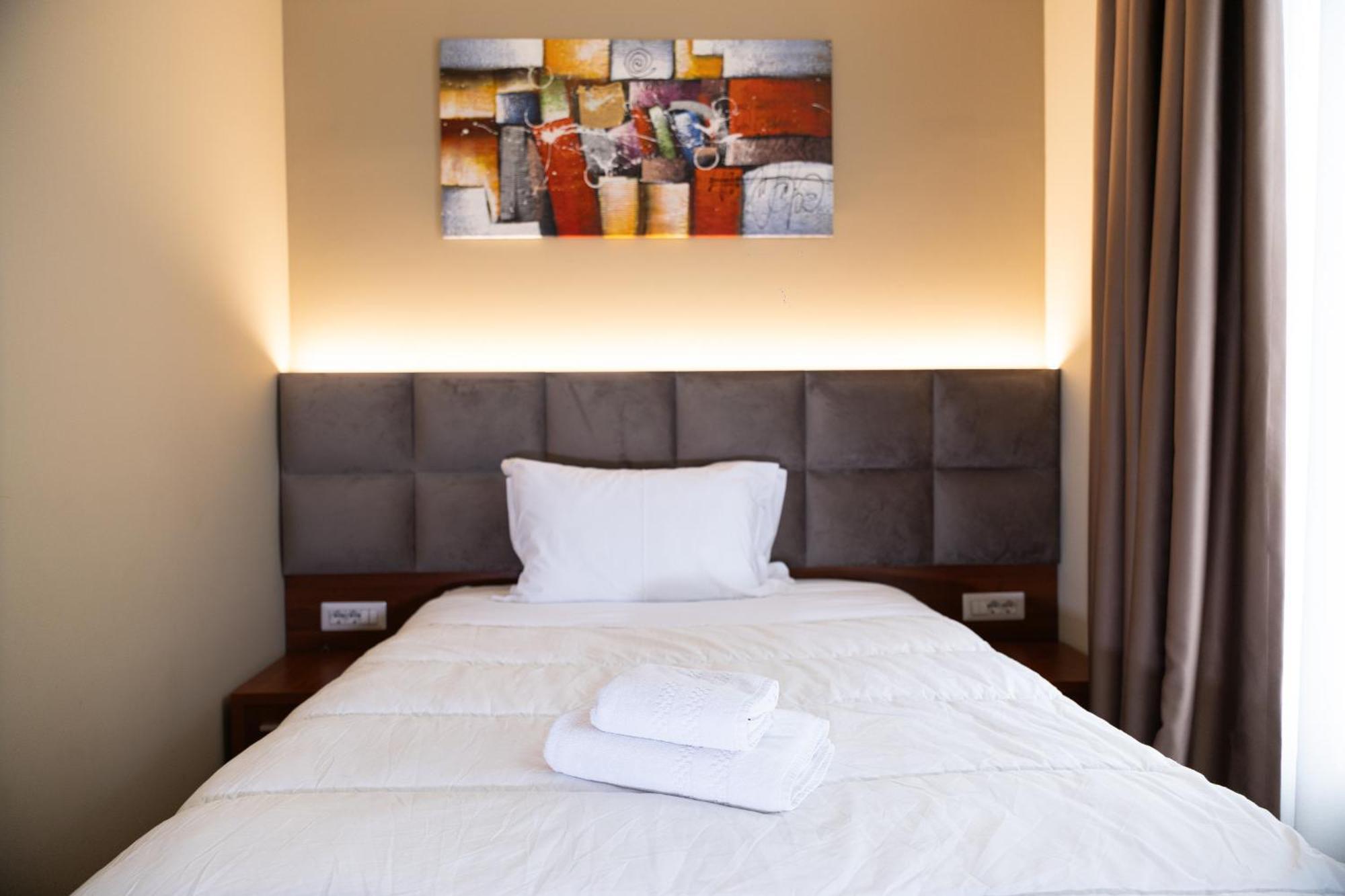 4R Colombo Hotel Tirana Kültér fotó